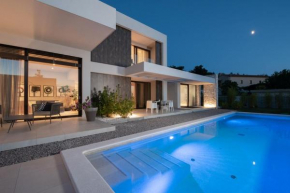 Villa Adoral